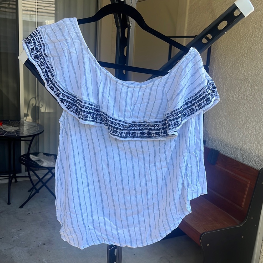 One shoulder embroidered top!
